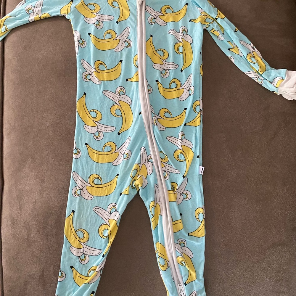 LITTLE SLEEPIES bananas; great condition; size 6-12 months